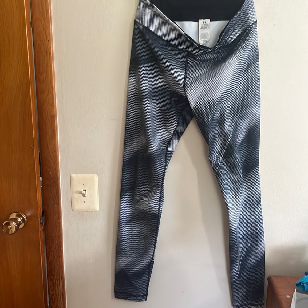 Under  Armour womens medium up black white yoga legging pants